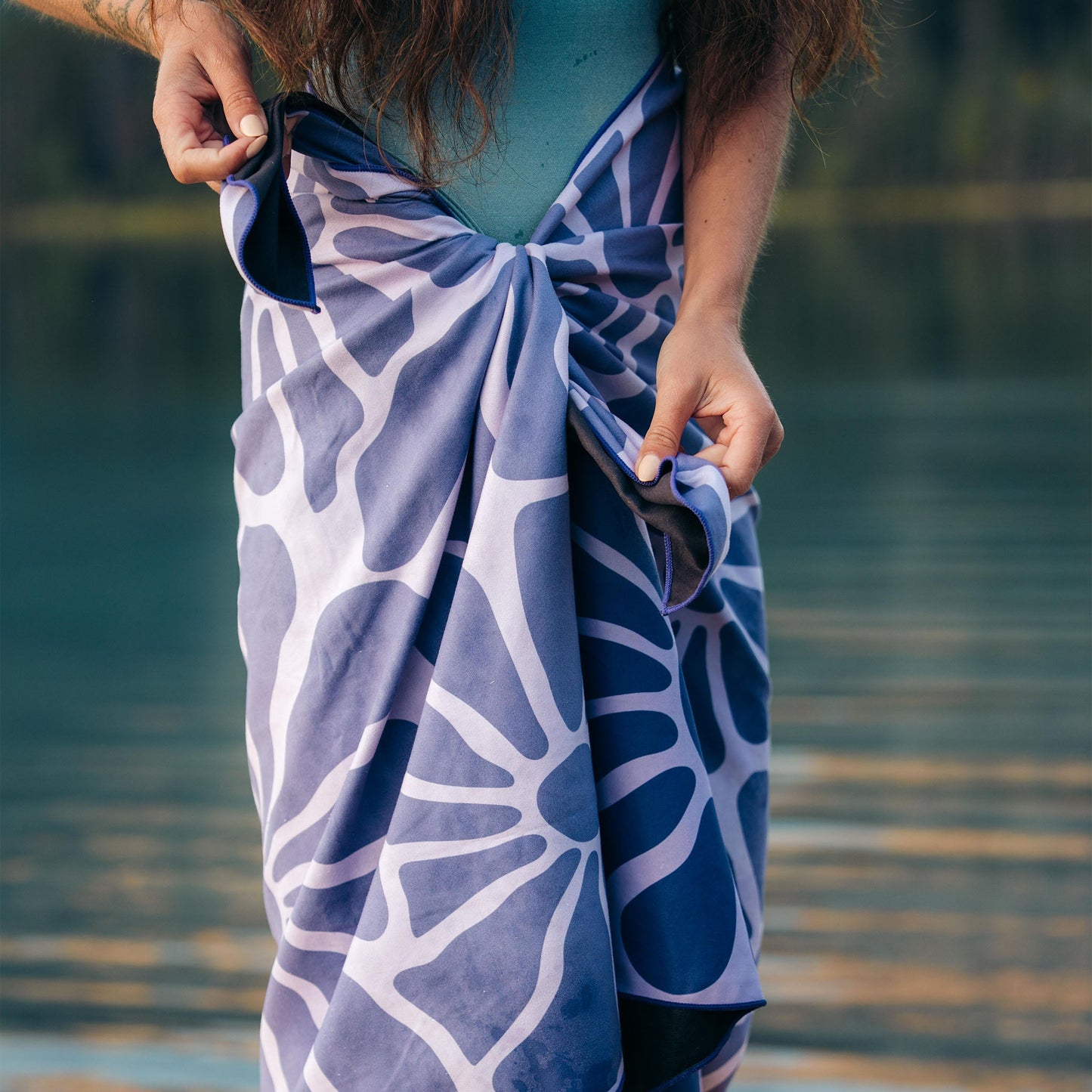 Ultralight Towel: Lazy Daisy Dusk
