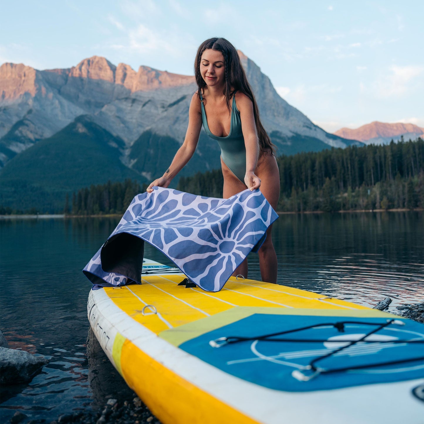 Ultralight Towel: Lazy Daisy Dusk